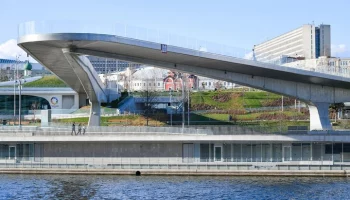 Парящий мост в парке "Зарядье" в Москве закрыли из-за покрасочных работ