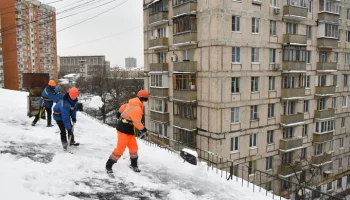 В Москве проводят очистку крыш жилых домов после снегопада