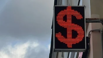 Внебиржевой курс доллара опустился ниже 78 рублей