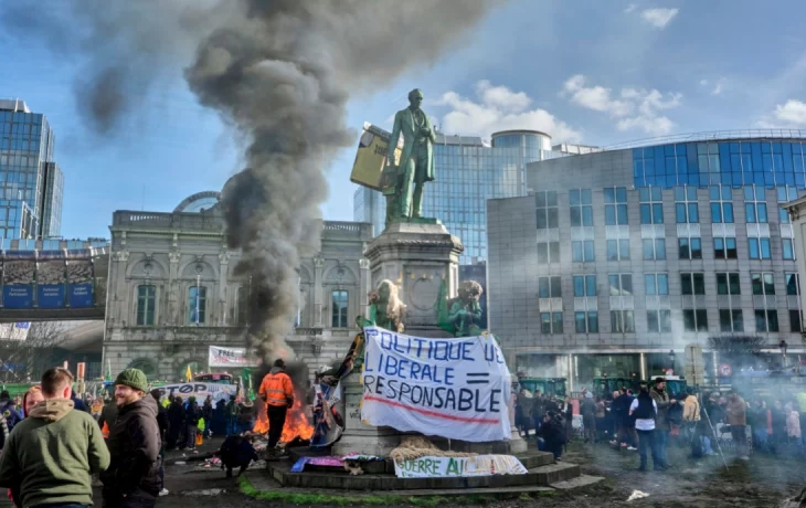 Протестующие в Белграде выгнали с митинга людей с флагами Евросоюза