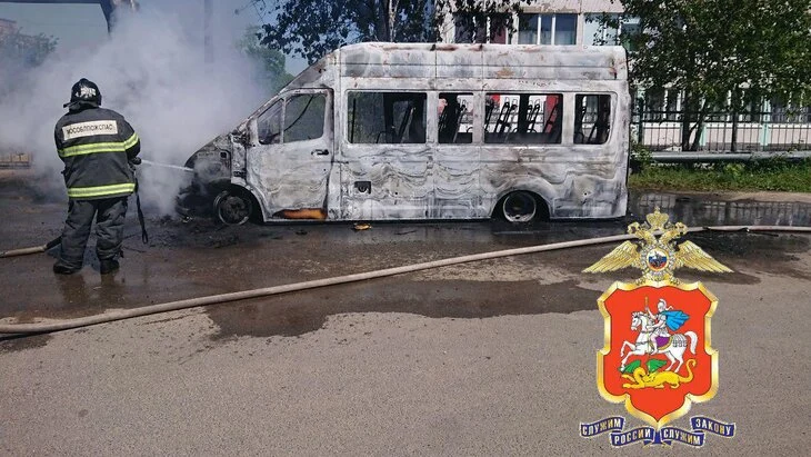 Школьный микроавтобус загорелся в Подмосковье Школьный микроавтобус загорелся в Подмосковье