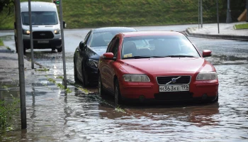 Ливень в Москве привел к подтоплению некоторых дорог и машин