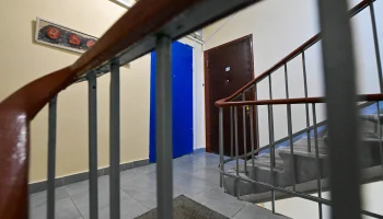 Пятилетнюю девочку без одежды нашли на лестничной клетке дома в Кудрове