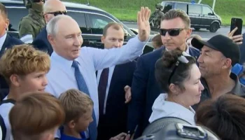 Путин пообщался с горожанами на улицах Новосибирска после рабочей программы