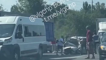 В массовом ДТП в Волгограде пострадали шесть человек