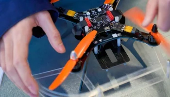 Столичные магазины отправляют на передовую дроны, стройматериалы и машины