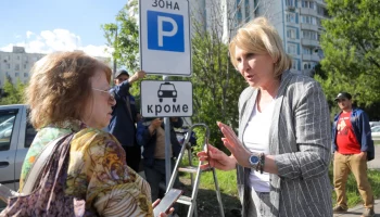 Депутат МГД Метлина добилась запрета парковки такси во дворах домов в Теплом Стане