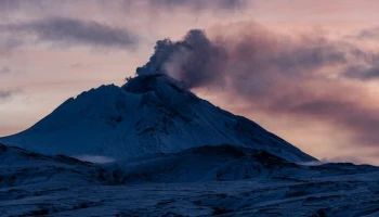 Камчатский вулкан Безымянный выбросил столб пепла на высоту 7 км