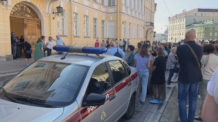 В Росгвардии сообщили об эвакуации нескольких музеев в Петербурге В Росгвардии сообщили об эвакуации нескольких музеев в Петербурге