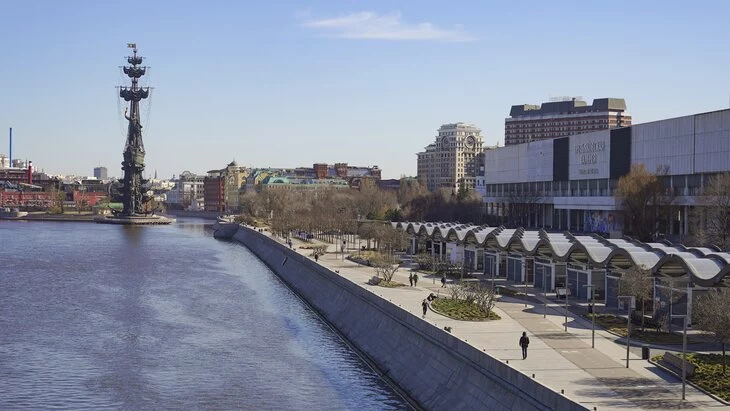 Новая Третьяковка закрыта из-за штормового ветра Новая Третьяковка закрыта из-за штормового ветра