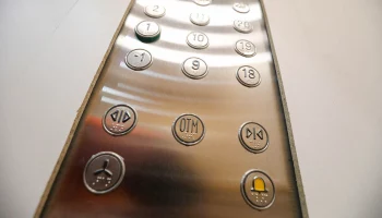 Лифт упал с 15-го этажа здания в Москве, есть один погибший