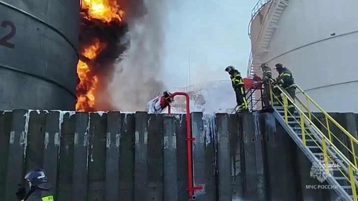 Второй резервуар с нефтепродуктами разгерметизировался в Азове Второй резервуар с нефтепродуктами разгерметизировался в Азове