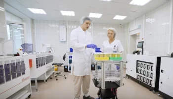 Собянин: В Москве разработали и запустили логистического лабораторного робота