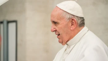 В Ватикане сообщили, что Папа Римский преодолел критическую фазу болезни