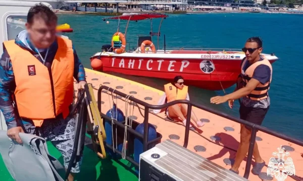 Каяк с людьми выбросило штормом на скалы у «Ласточкиного гнезда» Каяк с людьми выбросило штормом на скалы у «Ласточкиного гнезда»