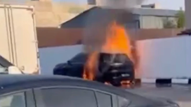Shot: В Подмосковье загорелся китайский внедорожник, пока стоял на зарядке Shot: В Подмосковье загорелся китайский внедорожник, пока стоял на зарядке