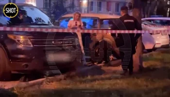 ТАСС: пьяный водитель протаранил шлагбаум во двор и устроил стрельбу в Москве