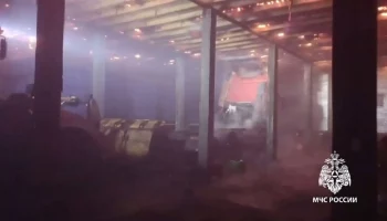 Гараж для грузового транспорта загорелся в Прибайкалье на 576 "квадратах"