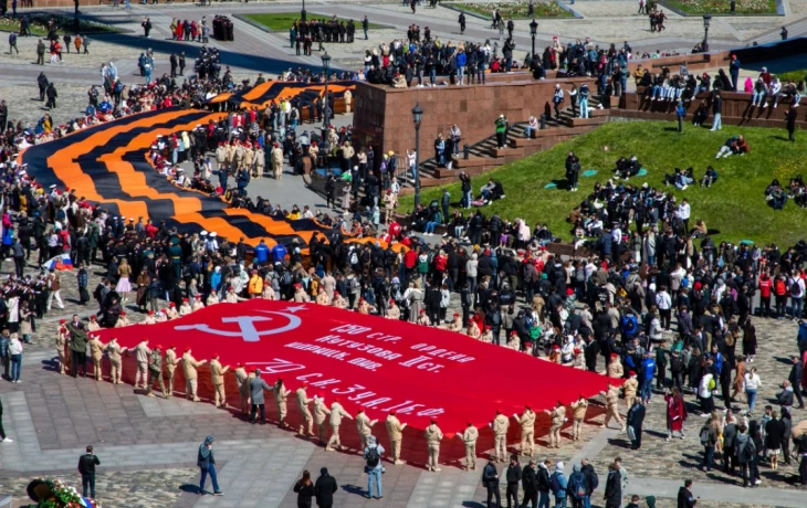 Масштабную копию Знамени Победы и Георгиевскую ленту развернули перед Музеем Победы Масштабную копию Знамени Победы и Георгиевскую ленту развернули перед Музеем Победы