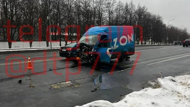 Автомобиль и автобус столкнулись на юго-западе Москвы