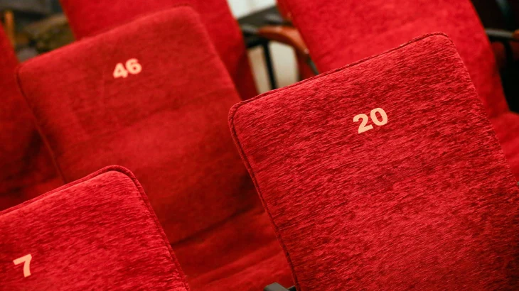 Петербурженка потребовала 688 тысяч рублей после падения с лестницы в театре Петербурженка потребовала 688 тысяч рублей после падения с лестницы в театре