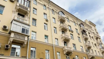 Дом 1950-х годов в стиле советского неоклассицизма в Тверском районе отремонтируют