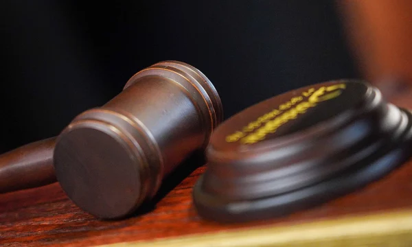 Суд арестовал девушку на 15 суток за плевки в прохожих в Москве Суд арестовал девушку на 15 суток за плевки в прохожих в Москве