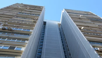 Капитальный ремонт 25-этажного дома завершился в Обручевском районе