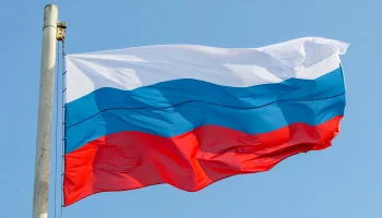 Супруга Сафонова вышла на поле с флагом России после победы ПСЖ в Лиге чемпионов