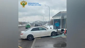 Прокуратура взяла под контроль ДТП на остановке в Москве