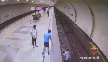 Спрыгнувший за наушником на рельсы в московском метро мужчина арестован