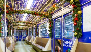 Новогодний поезд-елку с ветками и шарами сняли на Замоскворецкой линии