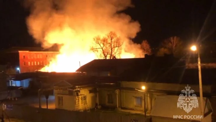 Производственное здание горит в Подмосковье на площади 1,2 тыс "квадратов"