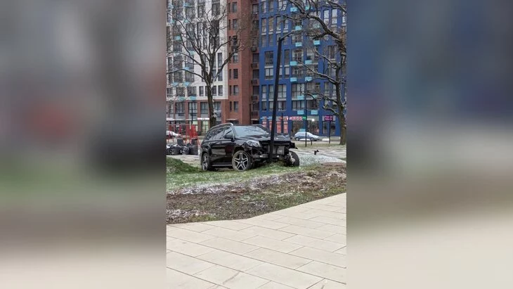 Женщина за рулем Mercedes разнесла площадь Туве Янссон в ТиНАО Женщина за рулем Mercedes разнесла площадь Туве Янссон в ТиНАО