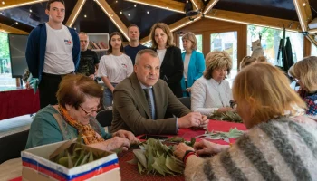 Депутат Госдумы Евгений Попов встретился с волонтерами района Филевский Парк