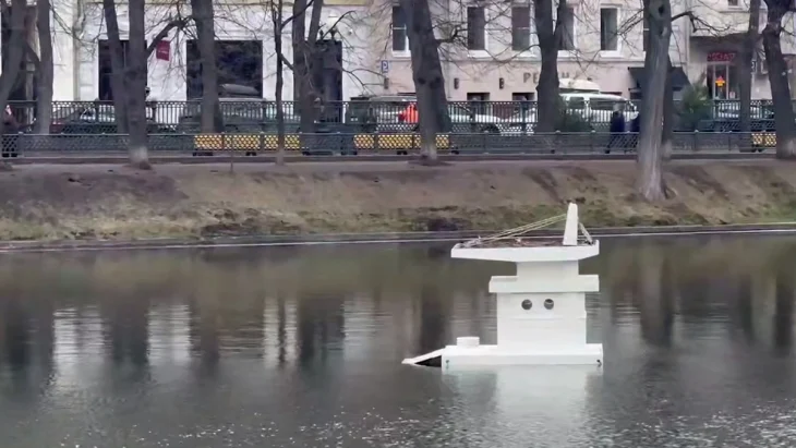 Домик для лебедей установили на Патриарших прудах Домик для лебедей установили на Патриарших прудах