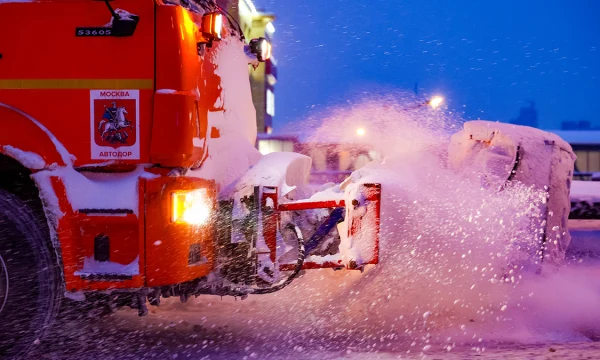 Городские службы очищают дороги и тротуары Москвы от снега в цикличном режиме