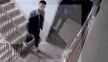 Курьер в Екатеринбурге облил маслом дверь клиентки из-за замечания об опоздании