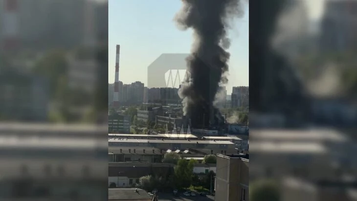Цех с полиэтиленом загорелся на площади 400 "квадратов" в Петербурге Цех с полиэтиленом загорелся на площади 400 "квадратов" в Петербурге