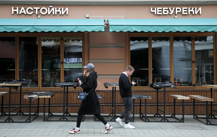 Московским рестораторам напомнили о порядке обустройства летних кафе в 2025 году
