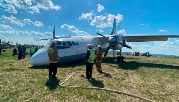 Самолет Ан-24 выкатился за пределы ВПП в иркутском Киренске