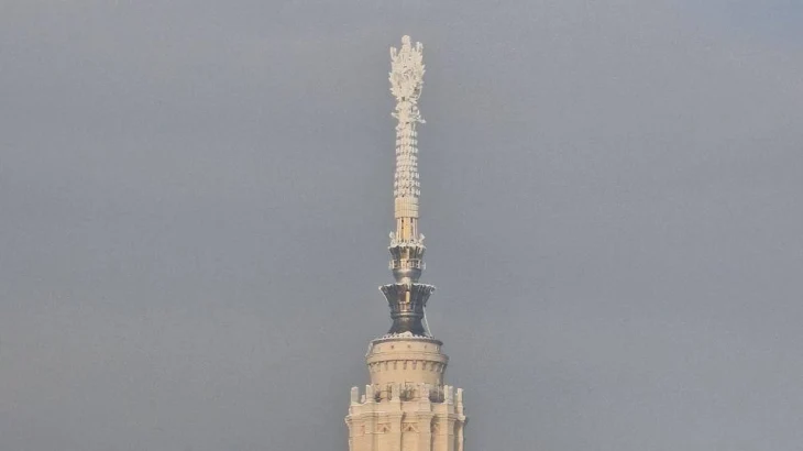 Шпиль главного здания МГУ покрылся льдом из-за морозов Шпиль главного здания МГУ покрылся льдом из-за морозов