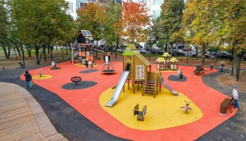 Детский городок и спортивные зоны обустроили в столичном парке "Янтарная горка"