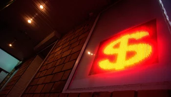 Курс доллара вырос до 100 рублей после введения санкций против Мосбиржи