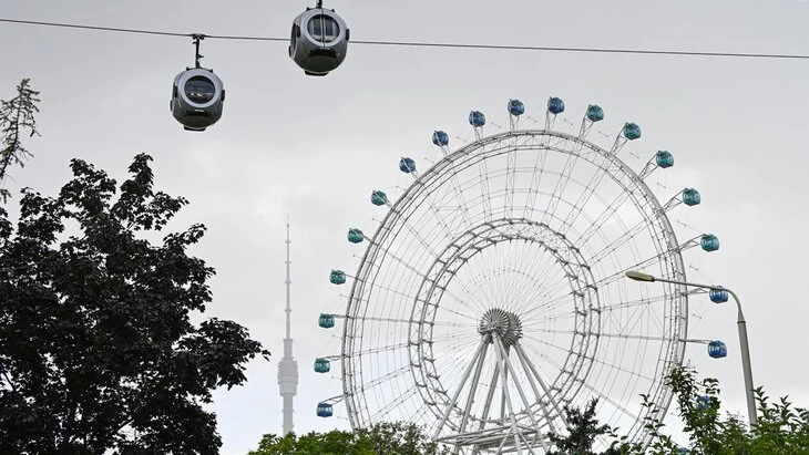 Аттракционы в парке "Орион" на ВДНХ приостановили работу из-за непогоды Аттракционы в парке "Орион" на ВДНХ приостановили работу из-за непогоды