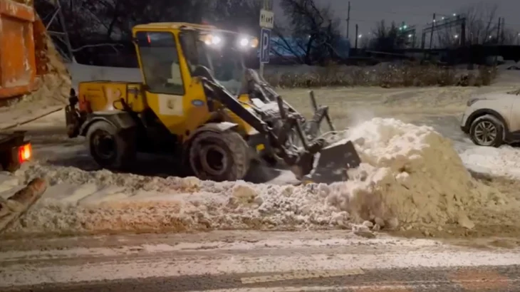 Городские службы столицы круглосуточно ликвидируют последствия снегопада Городские службы столицы круглосуточно ликвидируют последствия снегопада