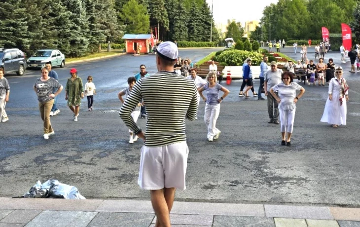 Тысячи человек присоединились к празднованию Дня ВМФ в парке у Музея Победы Тысячи человек присоединились к празднованию Дня ВМФ в парке у Музея Победы