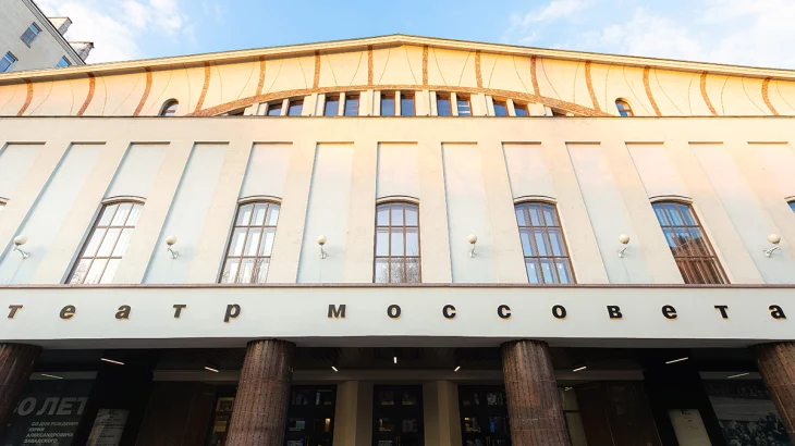 РЕН ТВ: Около десяти человек застряли в лифте в Театре имени Моссовета РЕН ТВ: Около десяти человек застряли в лифте в Театре имени Моссовета