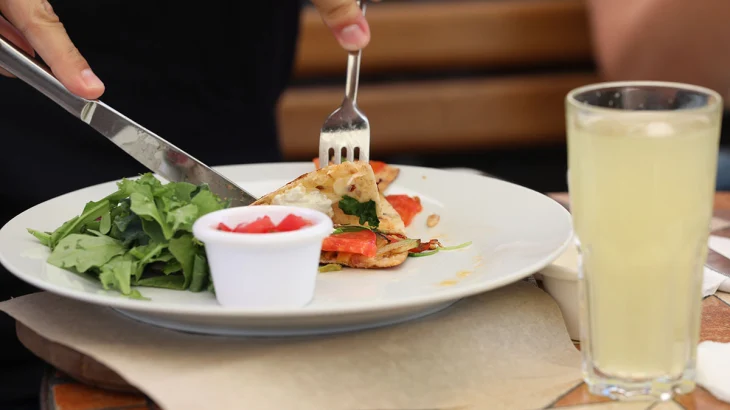 Рестораны Москвы почти полностью перешли на отечественные продукты Рестораны Москвы почти полностью перешли на отечественные продукты