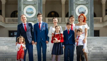 Собянин: 15 многодетных семей Москвы получили почетный знак "Родительская слава"